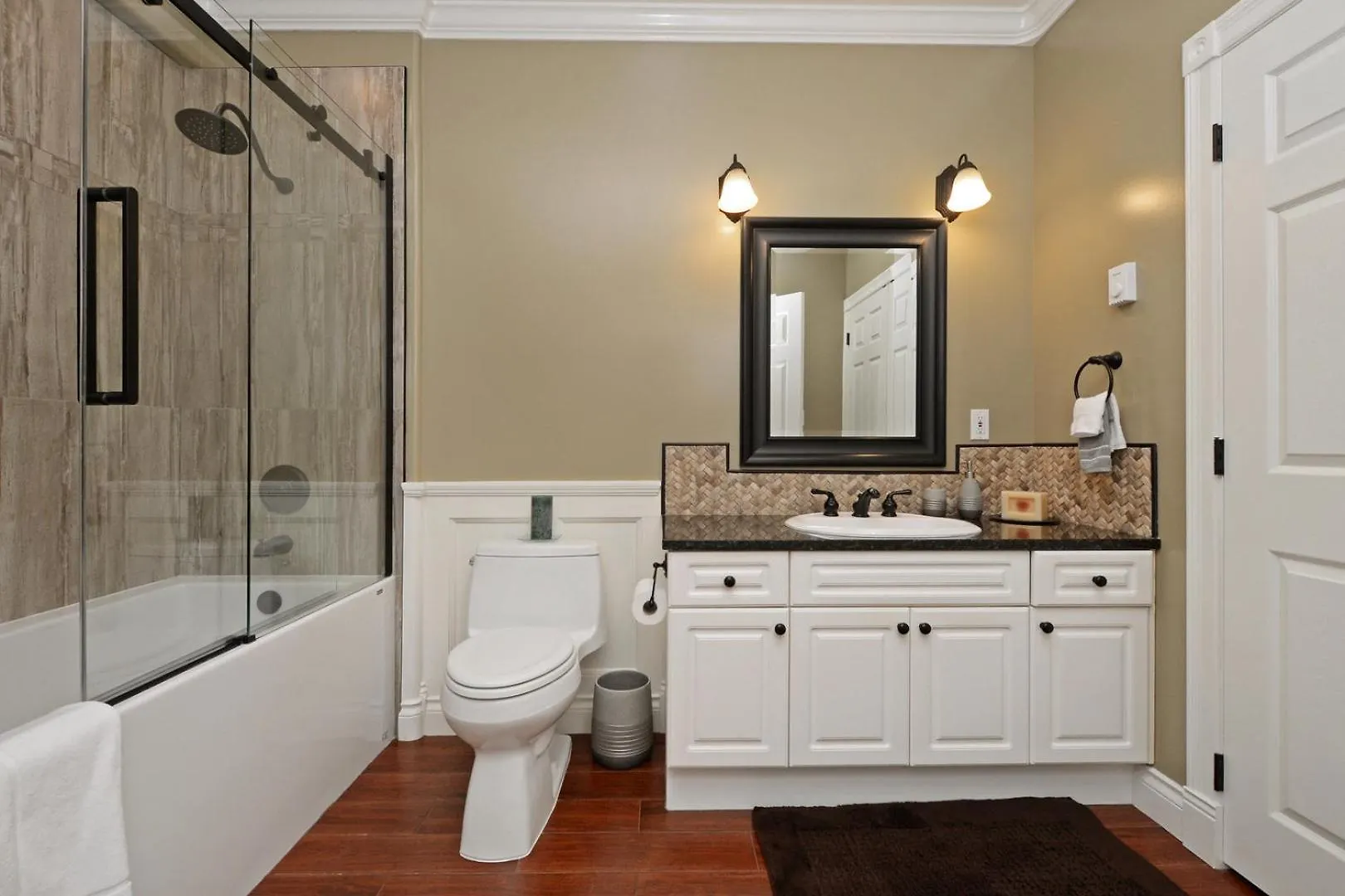 Upscale Character Home With Luxurious Amenities Victoria Holiday home