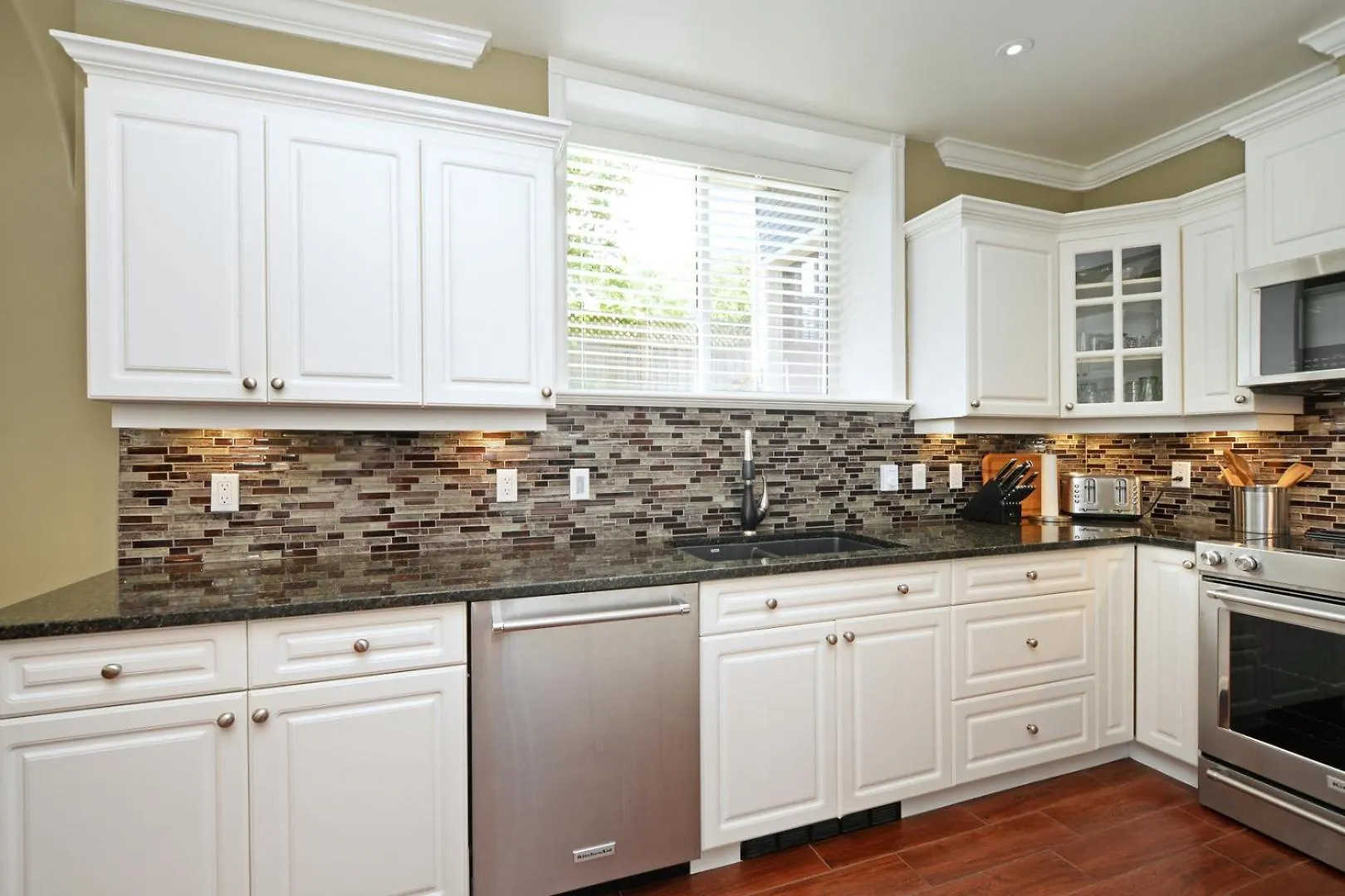 Upscale Character Home With Luxurious Amenities Victoria Holiday home