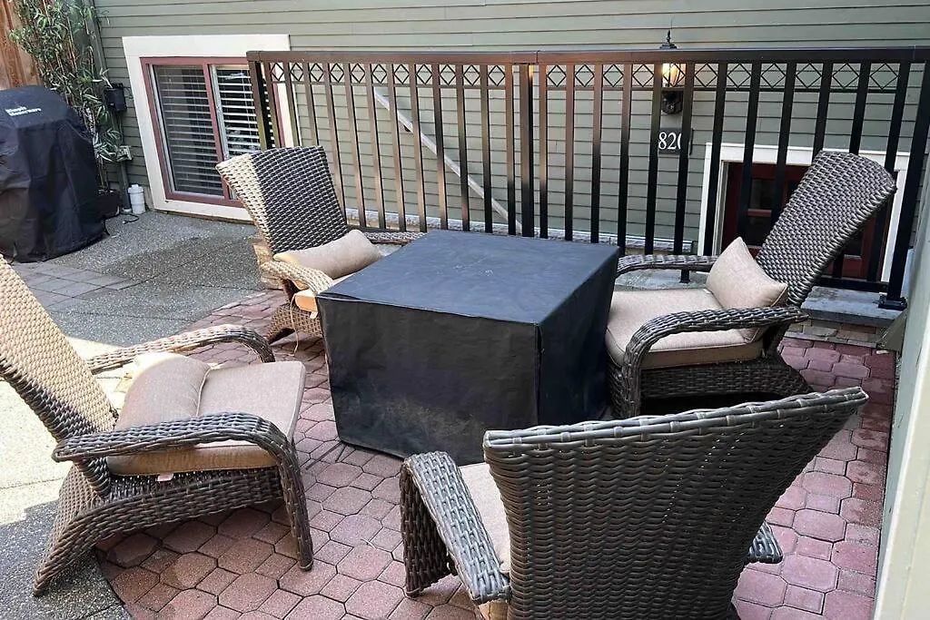 Upscale Character Home With Luxurious Amenities Victoria 0*,